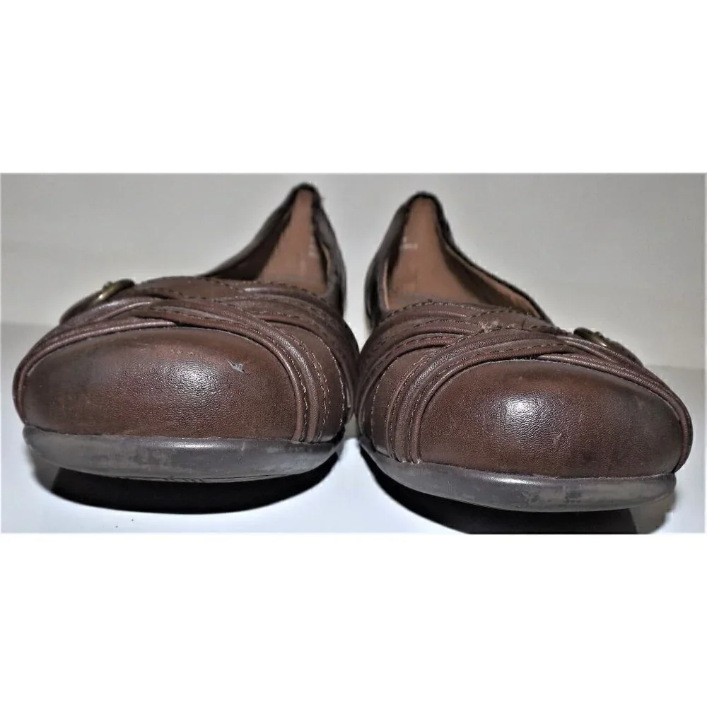 Yuu Women's Gander US 10M brown flats buckle Slip-ons